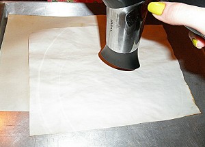 Πώς να παλαιώσετε χαρτί για εκτύπωση με μαύρο τσάι